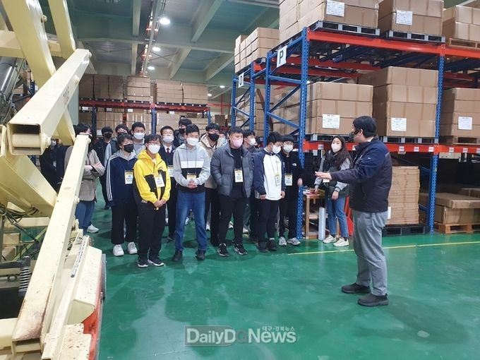 특수교육대상학생들이 (주)쓰리에이치 사업체 내부를 견학하는 모습. (사진=대구시교육청 제공)