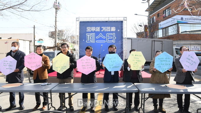 영주시에서 지난 26일 개최한 _모두의 거리로 페스타_에서 도시재생 사업 소망쓰기 퍼포먼스가 진행되고 있다