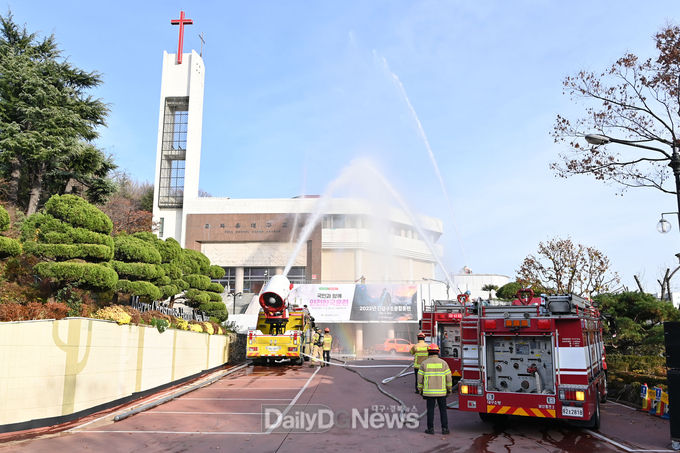 대구 남구청은 지난 25일 순복음 대구교회에서 ‘2022 재난 대응 안전 한국훈련’ 현장훈련을 실시했다. (사진=남구청 제공)