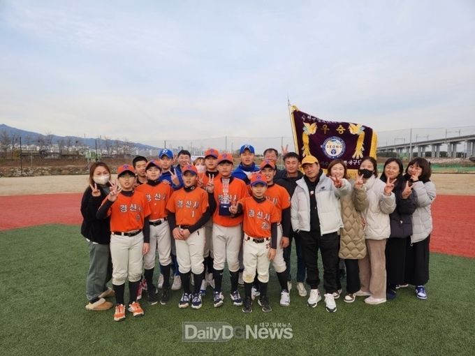 경산시 리틀야구단, 우승컵 들어 올리다