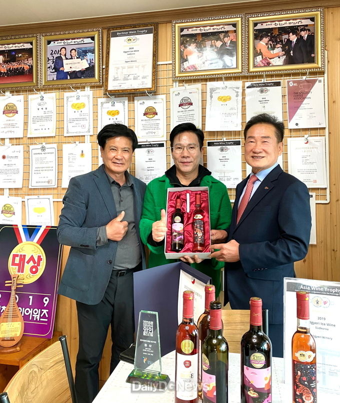 영천시 홍보대사 강민 영천 오계리 와인 구입(왼쪽부터 조성현 오계리 와이너리 대표, 강민 영천시 홍보대사, 최기문 영천시장).
