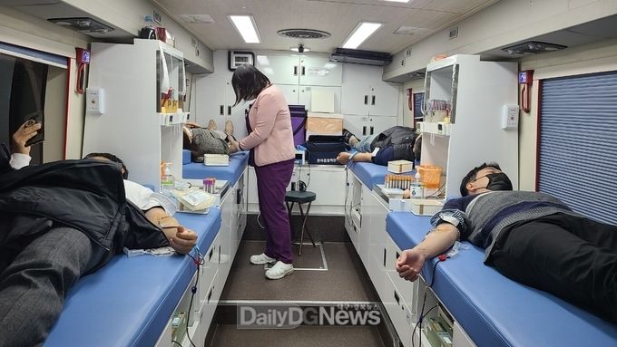 시청 앞마당에서 ‘사랑의 헌혈운동’ 전개