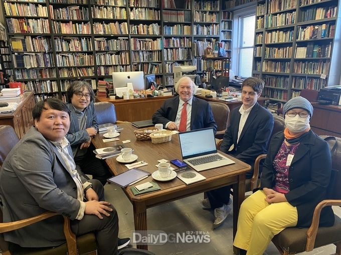 경산시 제공) 스미소니언 자연사박물관 폴 테일러 박사 연구실(사진 중앙이 폴 테일러 박사)
