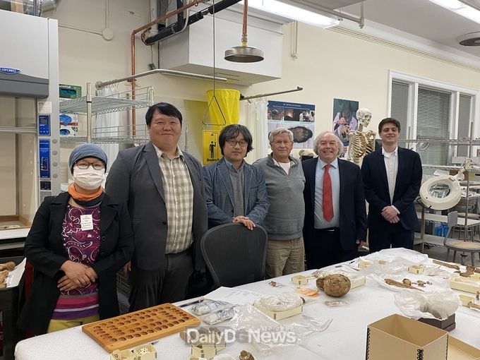스미소니언 자연사박물관 더글라스 오슬리 박사 연구실(더글라스 오슬리(右에서 세 번째), 폴 테일러(右에서 두 번째)