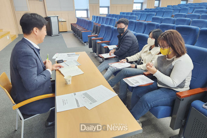 영주시농업기술센터는 30일, 2022년 청년농업인 올인원 컨설팅 교육 성과보고회를 개최했다(전문가 컨설팅 모습).