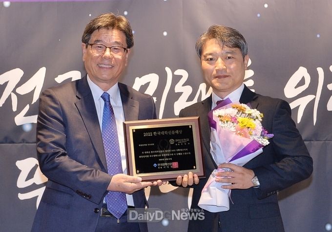 구미대학교가 29일 서울 장충동 서울클럽에서 열린 ‘2022 한국대학신문 대학대상’ 시상식에서 취창업역량 우수전문대학으로 선정돼 이승환 구미대 인재개발처장(사진 오른쪽)이 시상대에 올라 홍준 한국대학신문 대표이사와 기념촬영을 하고 있다.