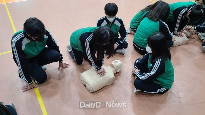 사대부중학교에서 2학년 학생들이 심폐소생술을 하는 모습. (사진=대구시교육청 제공)