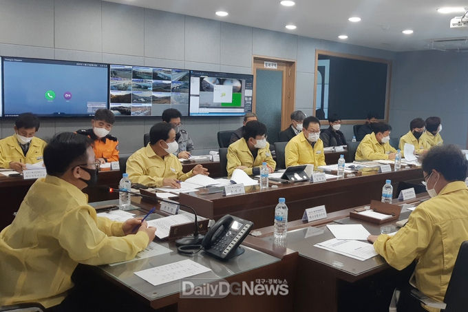 송호준 영주부시장이 지난 29일 재난안전대책 본부 회의를 주재하고 있다