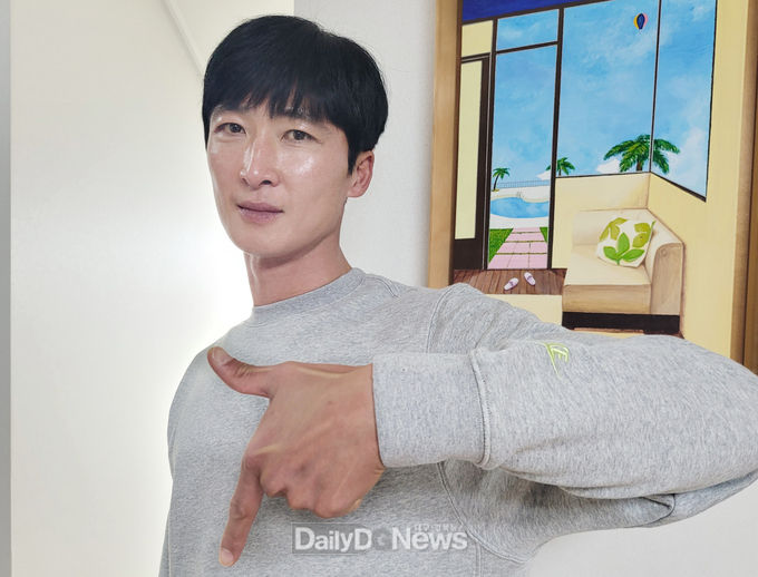 칠곡군 제공 )칠곡 출신 곽태휘 선수, 럭키칠곡 포즈로 월드컵 국대 응원