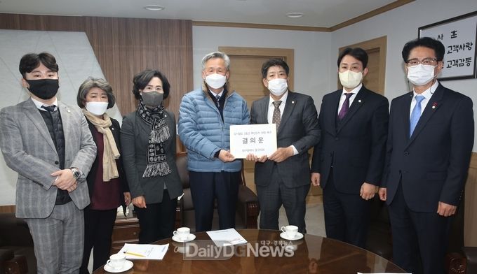 대구 동구의회는 지난 1일 대구교통공사를 방문해 도시철도 3호선 혁신도시 연장 촉구 결의문을 전달하고 있다. (사진=동구의회 제공)