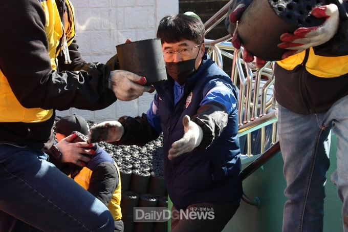 김천상무, TS한국교통안전공단과 함께 연탄 나눔 봉사 실시