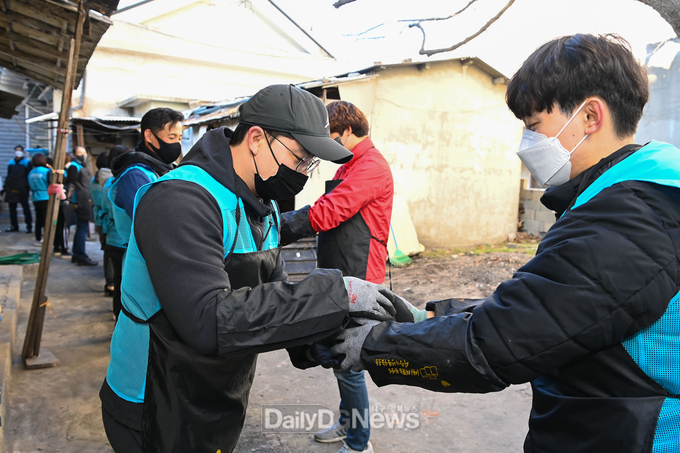 사진 제공 : 제11전투비행단 공보정훈실 중사 조신혜) 공군 제11전투비행단 군무원단이 연탄을 나르며 이웃에게 사랑의 온기를 전하고 있다.