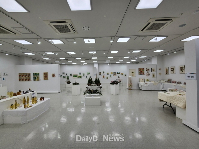 구미시 강동문화복지회관, 정기과정 수강생 종합 작품 전시회 개최!