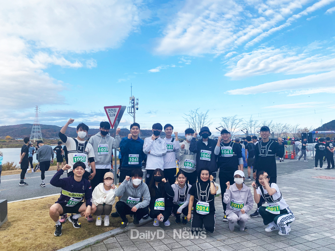 건협 경북지부 사내 스포츠동호회 직원들이 마라톤 대회에 참가하고 있다.