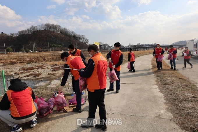 -SK스페셜티 임직원으로 구성된 행복나눔봉사단, 영주시 서천 주변 쓰레기 수거 및 수질 개선 EM흙공 던지기