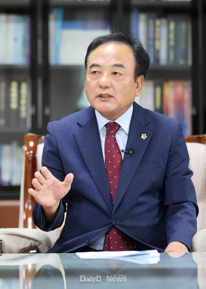 이만규 대구시의회 의장이 8일 ‘군위군 대구시 편입안’이 국회 본회의 통과된 것에 환영의 뜻을 표하고 있다. (사진=대구시의회 제공)
