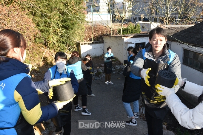 경북문화관광공사, 직원참여‘연탄나눔’봉사활동 전개