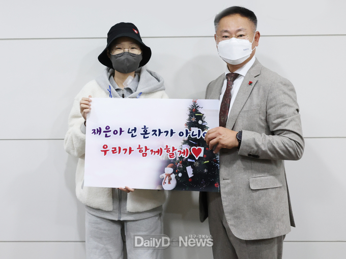 칠곡군은 지난 13일 칠곡군청을 찾은 김재은 양을 김재욱 군수가 응원하며 기념촬영을 하고 있다.