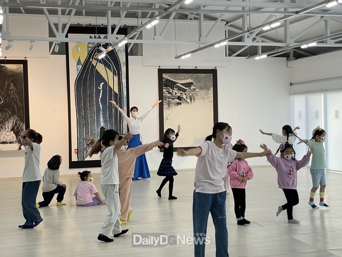 지난 10월 열린 꼭두각시 춤 체험 교실