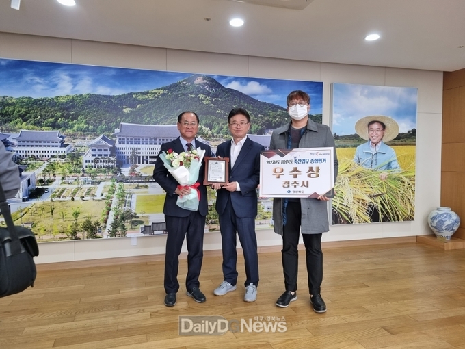 지난 13일 경북도청 도지사 접견실에서 축산분야 평가 우수상을 수상한 후 도지사와 기념촬영을 하고 있다.(왼쪽 최형대 국장, 오른쪽 김용배 팀장).