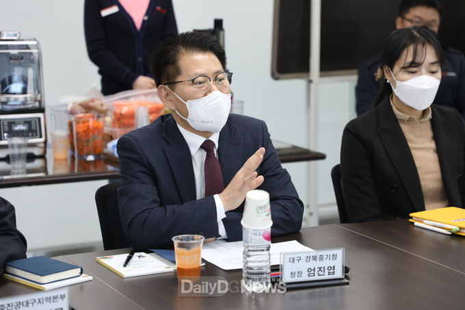 엄진엽 대경중기청장이 15일 대구 엔유씨전자 현장간담회에서 인사말을 하고 있다. (사진=대경중기청 제공)