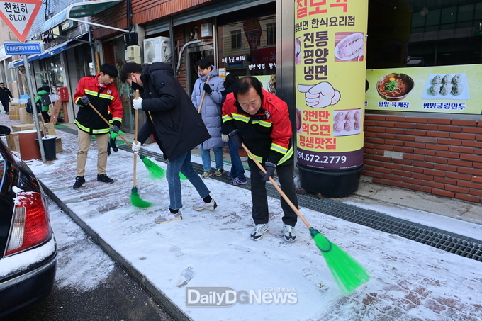 주요 진입로 및 인도변 제설작업