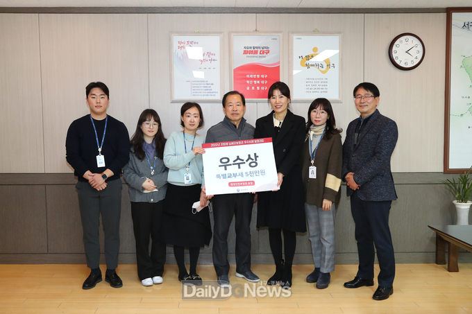 대구 서구청은 ‘2022 지방세 납세자보호관 우수사례 발표대회’에서 우수상을 수상하고 기념촬영을 하고 있다. (사진=서구청 제공)