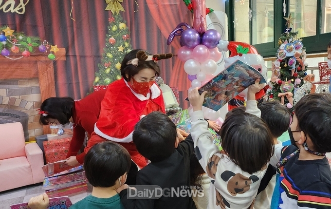 정순천 대구시행복진흥사회서비스원장이 22일 산차로 분장하고 대구시청어린이집을 방문하고 있다. (사진=대구행복진흥원 제공)