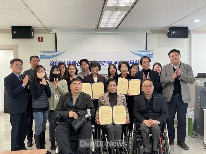 대구행복진흥원. 대구시장애인체육회, 한국장애인고용공단 대구지역본부 업무협약 체결 모습. (사진=대구행복진흥원 제공)