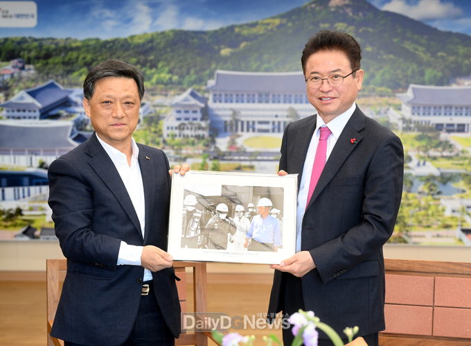 12월 29일 오전 김학동 포스코 부회장이 도청을 방문하여 이철우 도지사에게 감사의 인사를 전하고 있다.