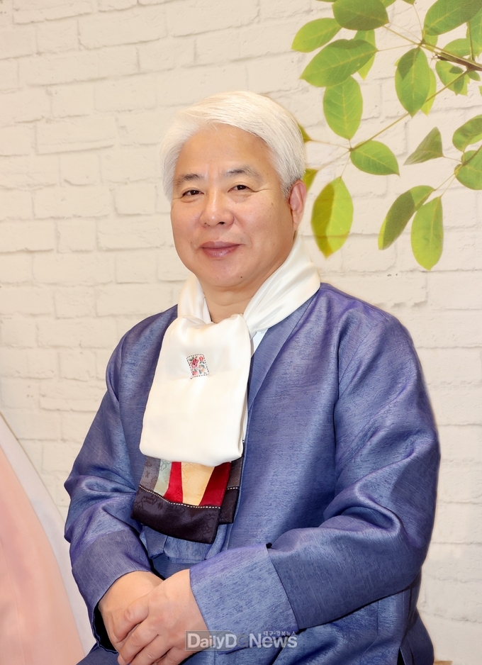 백인규 의장(한복사진).