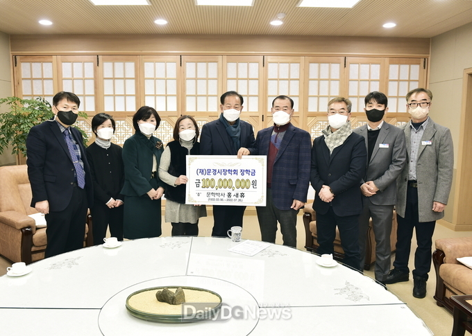 홍재휴 박사 장학금 기탁 사진