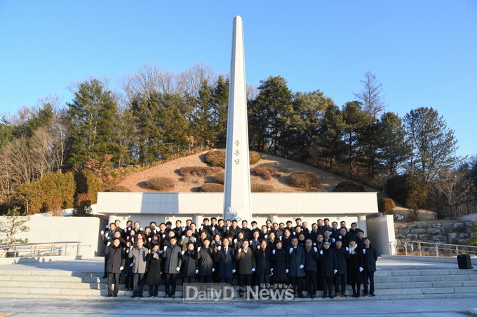박남서 영주시장과 시청 간부들이 충혼탑 참배 후 신년 결의를 다지고 있다.