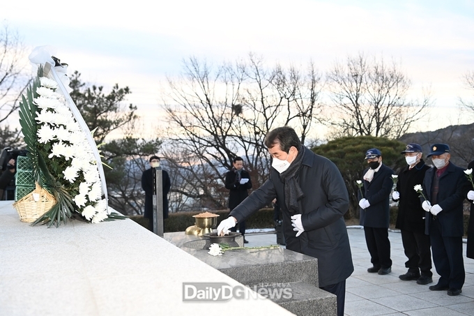 김충섭 시장, 계묘년 새해 충혼탑 참배