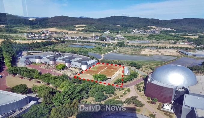 붉은색 점선부분이 실외정원 조성 대상지
