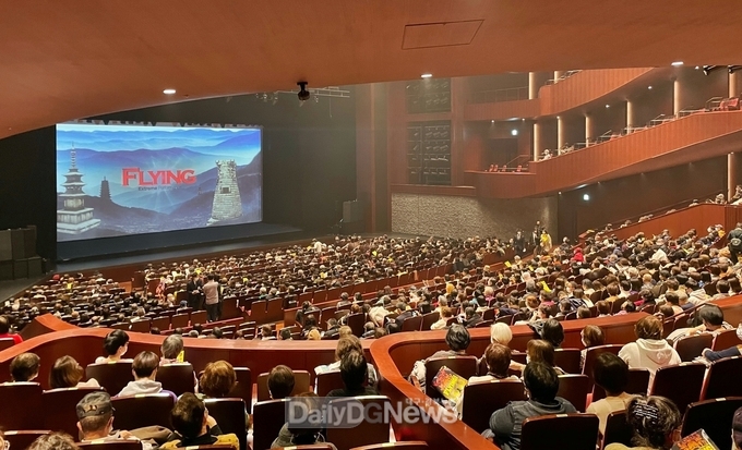 플라잉 일본 투어공연, 관람객들로 가득찬 샷뽀로공연장 모습