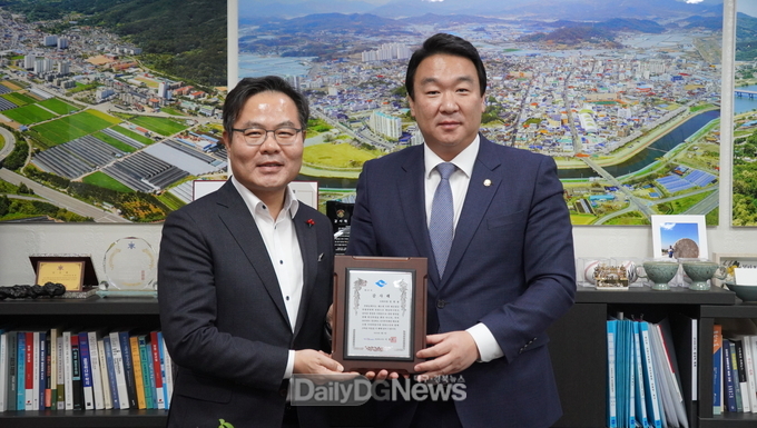 정희용 의원 감사패 전달