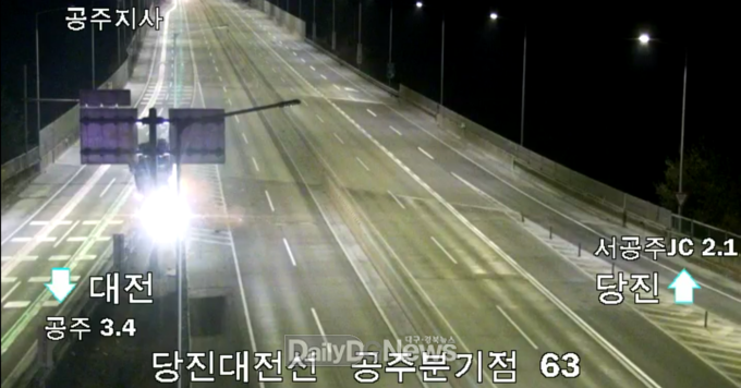 당진대전고속도로 공주JCT 부근 (2022.1.25.) 25톤 트레일러 차량이 졸음운전(추정)으로 전방의 안전시설물을 충격한 사고