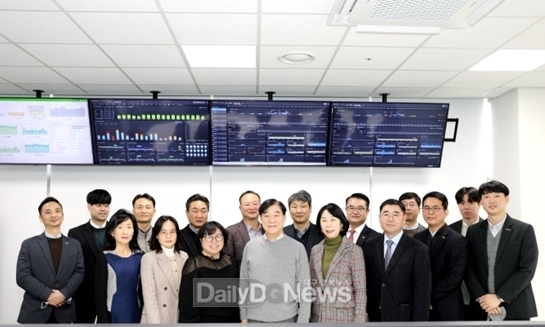 한국건강관리협회는 IT 성능 관리 시스템을 구축 완료하고, 본격 가동을 시작했다.한국건강관리협회 김인원 회장(앞줄 좌측에서 다섯 번째), 이은희 사무총장(앞줄 좌측에서 네 번째)
