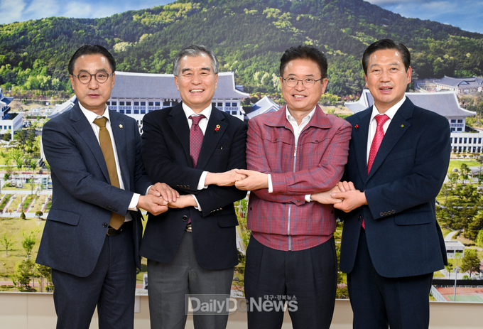 경북도, 지난 6일 도청에서 지방 4대 협의체장 신년간담회 개최 ((왼쪽부터_최봉환__김현기__이철우__조재구)
