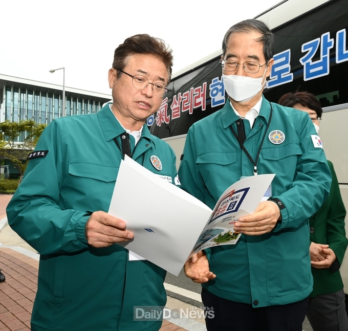 경상북도 제공) 이철우 경북도지사가 한덕수 국무총리에게 건의하고 있는 장면