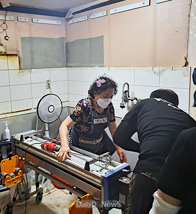 계명대학교 건축공학전공 학생들이 전공융합혁신사업을 통해 인근 노후 주거환경을 개선해주는 봉사활동을 하고 있다. (사진=계명대 제공) 