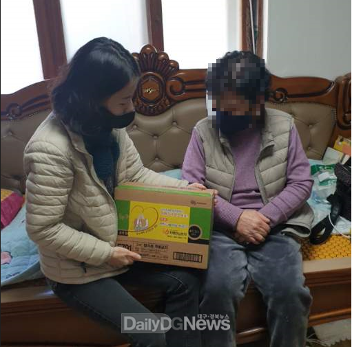 구미치매안심센터, 치매어르신에게 겨울나기 물품 지원