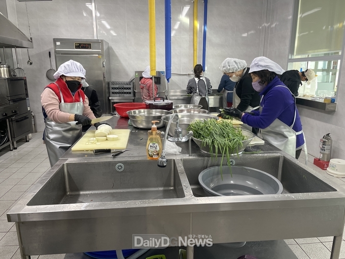 한국부인회 상주시지회, 종합사회복지관 경로식당 무료급식소에서 자원봉사활동 진행