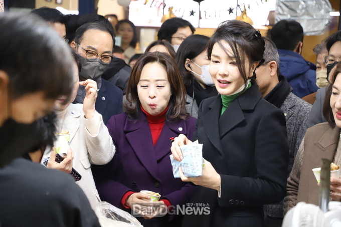 김건희 여사가 11일 서문시장에서 호떡을 사먹고 지갑을 열어 계산을 하려는 모습. (사진=이준호 기자)