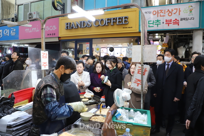 지난 11일 김건희 여사가 방문한 대구 서문시장 모습. (사진=이준호 기자)