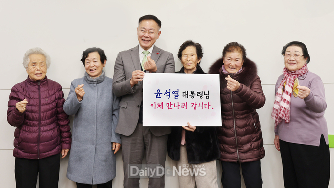 칠곡군 제공) 대통령실 방문에 앞서 김재욱 칠곡군수와 칠곡할매글꼴 주인공 할머니가 기념 촬영을 하고 있다.
