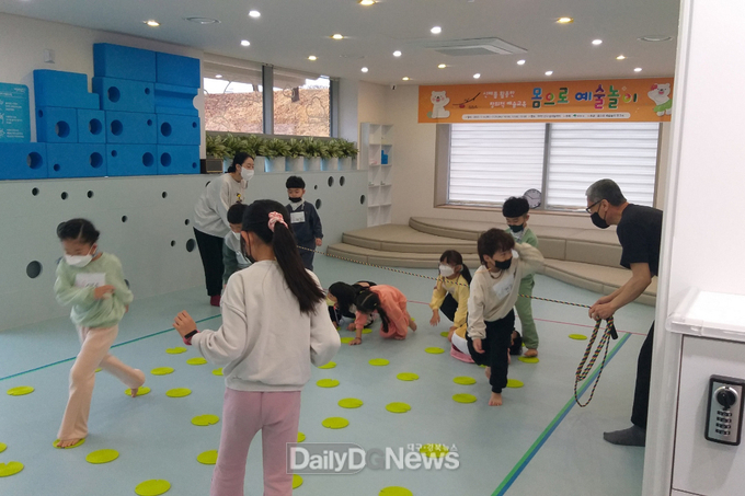 영주시 ‘아이! 신나 실내놀이터’, 유아 예술교육 체험 ‘몸으로 예술놀이’ 진행