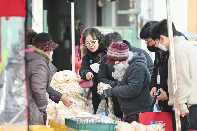 청송군, 설명절 전통시장 장보기 행사로 지역경제 활성화
