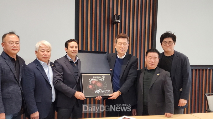 이강덕 포항시장이 바이오콤 캘리포니아의 미구엘 모타(Miguel Motta) 샌디에이고 지부 대표에게 포항시 기념품을 전달하고 있다.